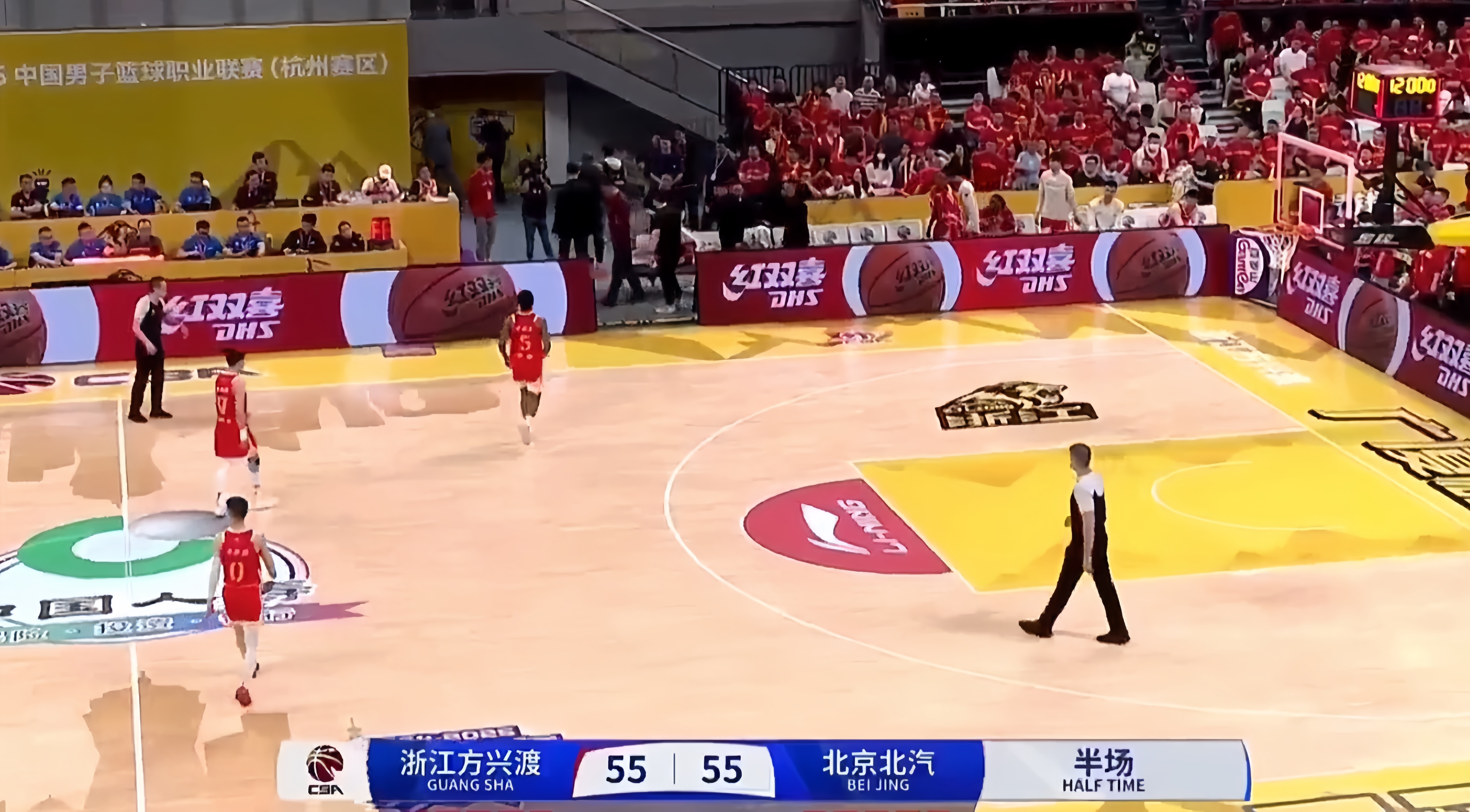 CBA球员大秀个人技术，轻松获胜
