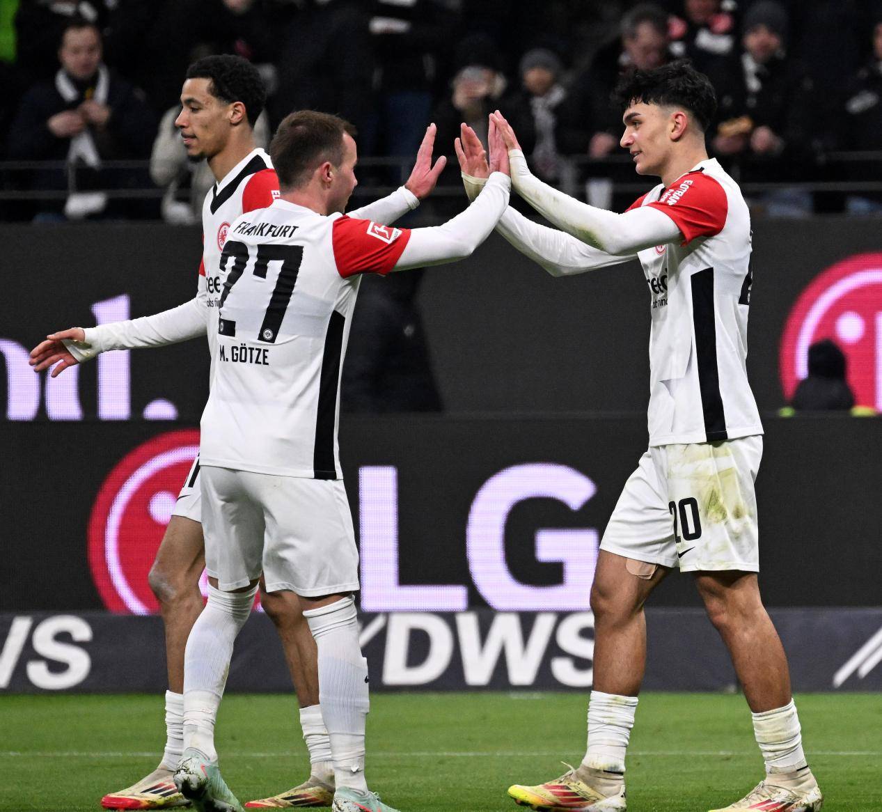 法兰克福球队全队发挥出色,取得胜利 法兰克福球队全队发挥出色,取得胜利