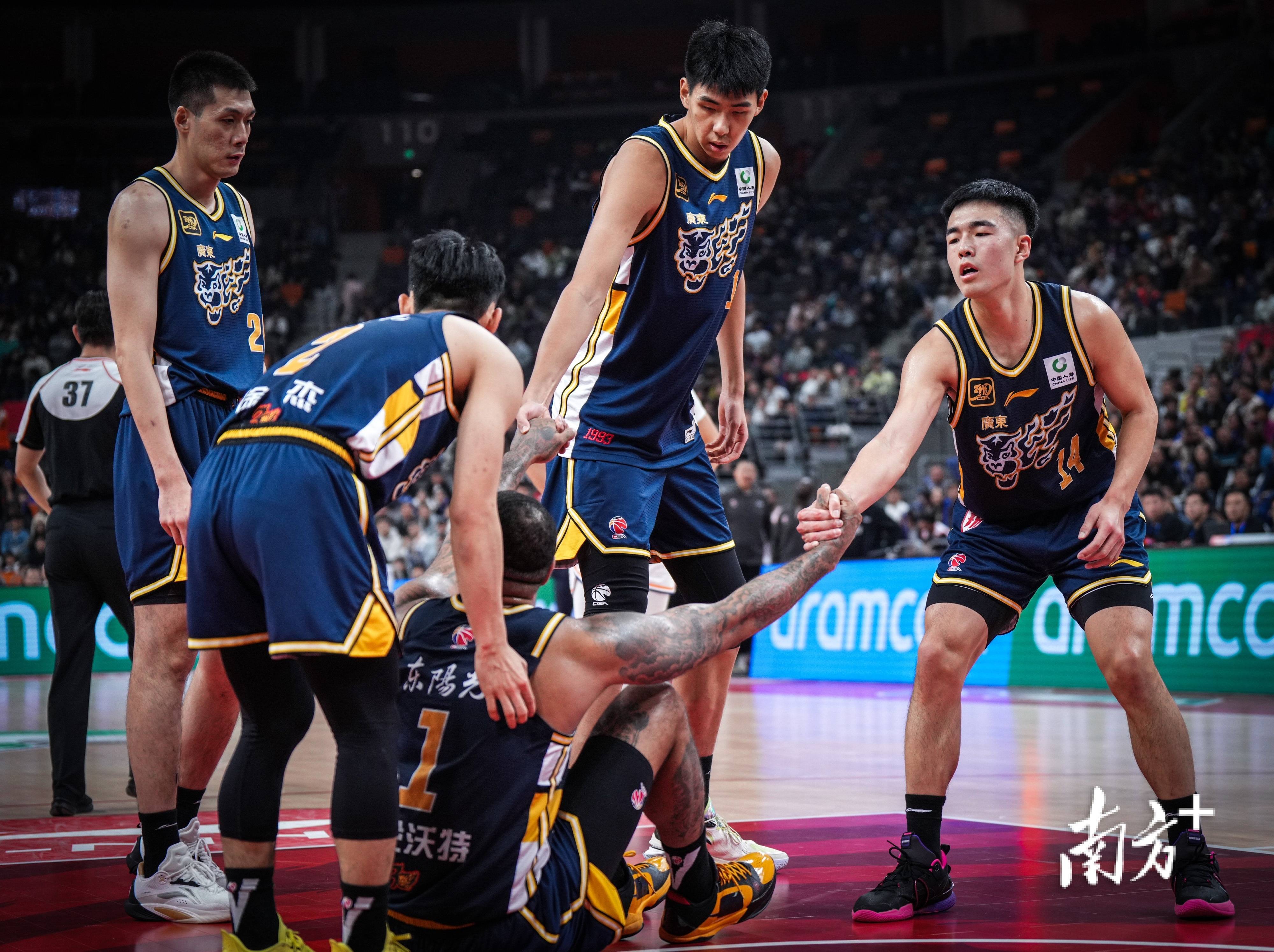 包含球场上的风云变幻，激烈交锋令人叹为观止的词条