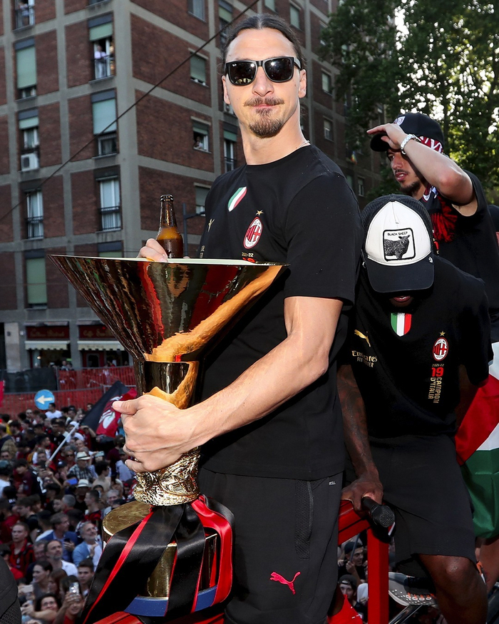 包含AC米兰主场大胜热那亚，伊布拉希莫维奇上演帽子戏法的词条