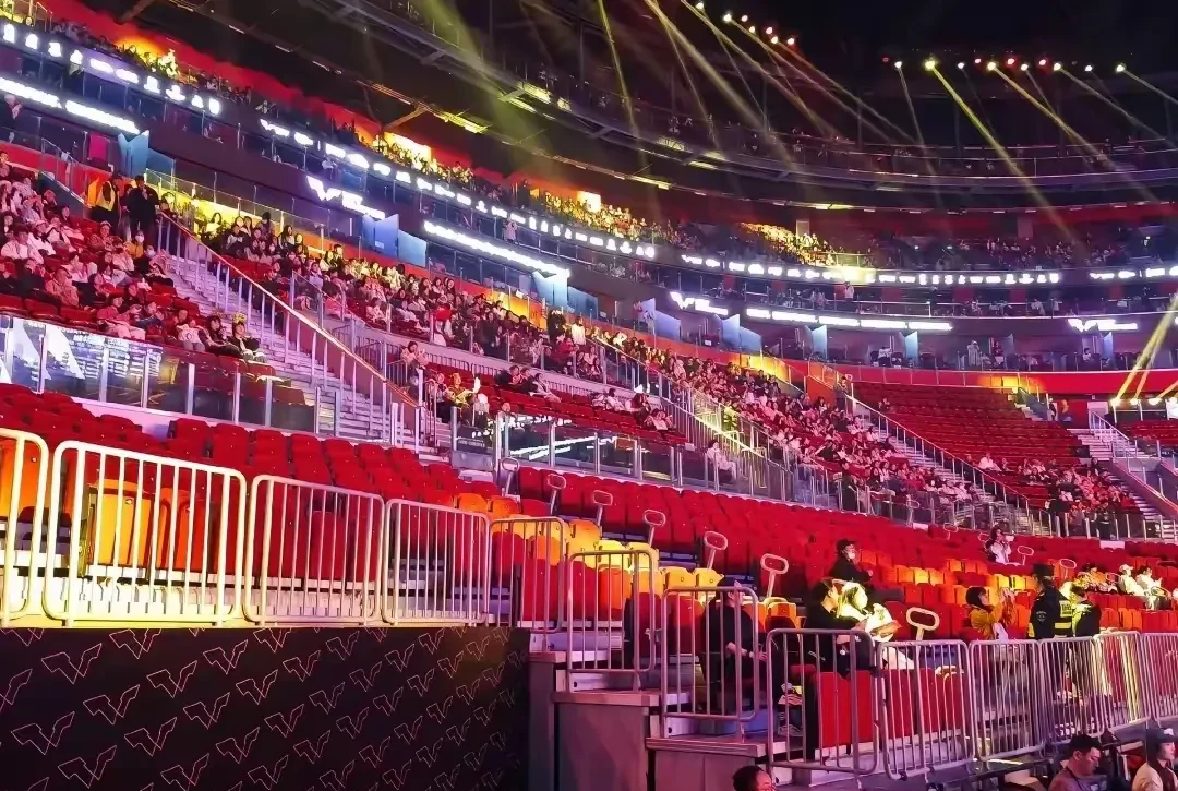 爱游戏官网网页版入口-观众们在比赛中情绪高涨，全情投入