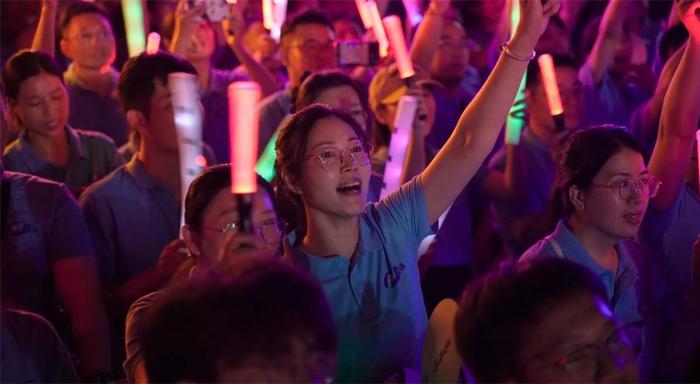 观众们在比赛中情绪高涨,全情投入 观众们在比赛中情绪高涨,全情投入