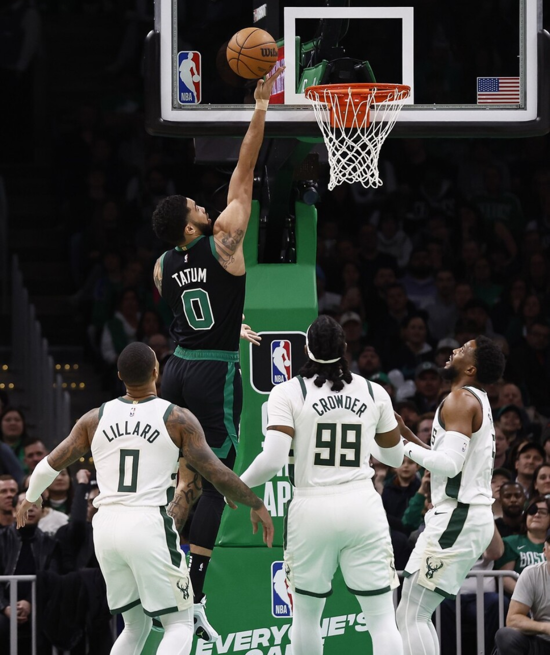 爱游戏体育官网-雄鹿击败凯尔特人，东部竞争激烈