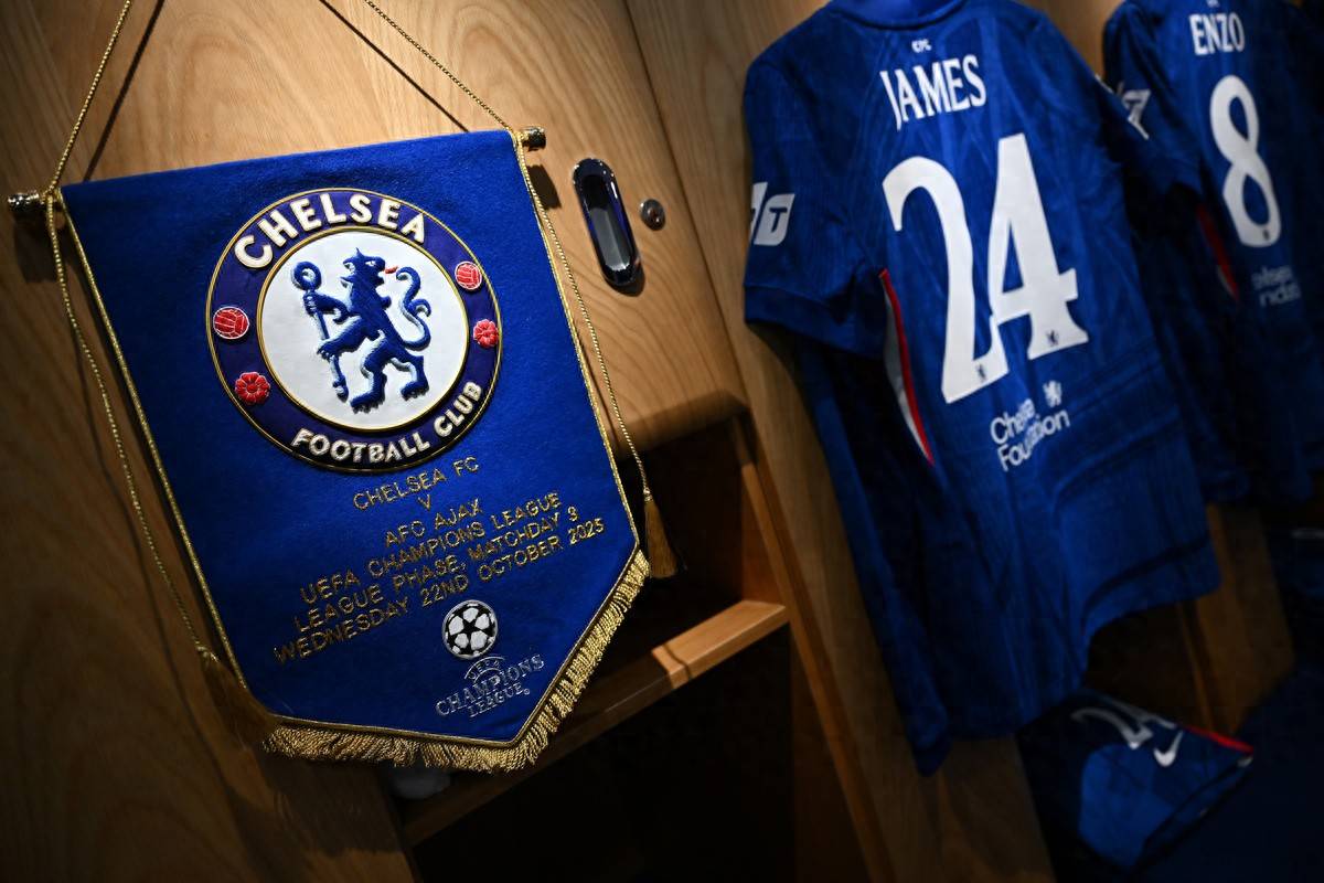 爱游戏app下载-曼城后卫机警防守，确保球队不曾失分